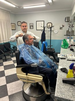 Revilla cortándose el pelo el día de su cumpleaños.