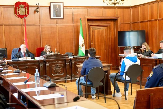 Primera sesión del juicio a los dos acusados de apuñalar mortalmente a un joven en la barriada sevillana de Santa Clara, con la constitución del jurado popular.