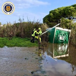 Furgoneta de reparto atrapada en el agua tras desbordarse un arroyo en Chiclana de la Frontera (Cádiz)