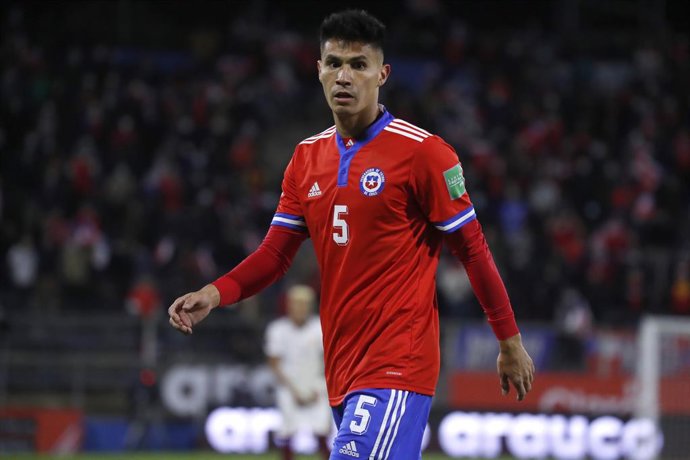 Archivo - Futbol, Chile vs Venezuela. Clasificatorias al mundial de Catar 2022. El jugador de Chile Pablo Galdames es fotografiado contra Venezuela durante el partido por las clasificatorias al Mundial de Catar 2022 realizado en el Estadio San Carlos de