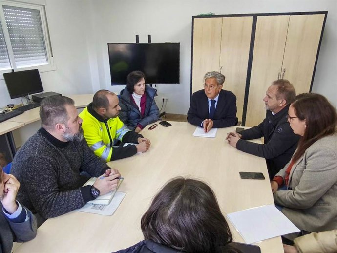 El presidente de la Diputación de Córdoba, Salvador Fuentes (centro), en la reunión de trabajo en el Complejo Medioambiental de Montalbán.