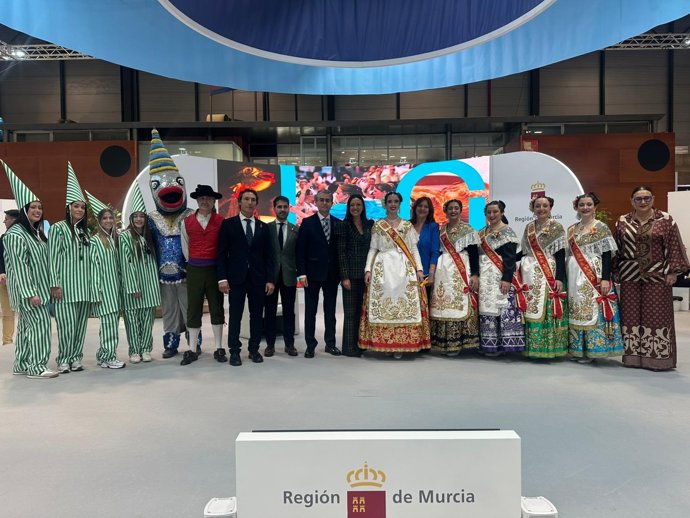 La consejera de Turismo, Cultura, Juventud y Deportes, con huertanos y sardineros que presentaron en Fitur la celebración de su 175 aniversario.