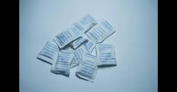 Si tienes bolsitas de sílice en casa, tienes un auténtico tesoro: para qué sirven y cómo usarlas