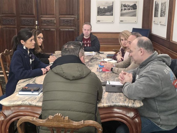 La portavoz de Vox en el Ayuntamiento de Santander, Laura Velasco, se reúne con la Junta de Personal del Consistorio