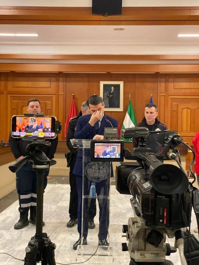 El alcalde de Córdoba, José María Bellido, emocionado en rueda de prensa al recordar a familiares del siniestro ferroviario de Adamuz.