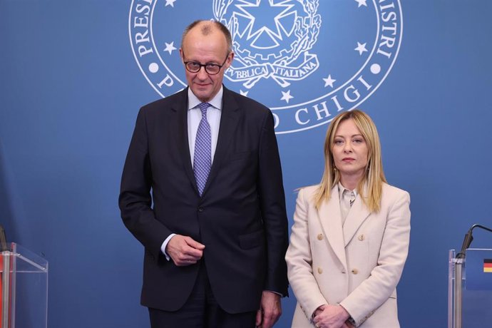 La primera ministra italiana, Giorgia Meloni, junto al canciller alemán, Friedrich Merz, en la reunión en Roma.