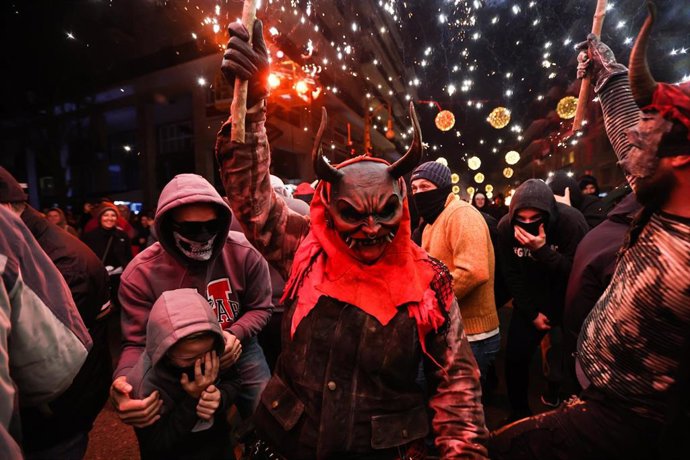 Archivo - Varias personas durante un correfoc en Palma que pone fin a las fiestas de San Sebastián, a 28 de enero de 2024, en Palma de Mallorca, Mallorca, Baleares (España).
