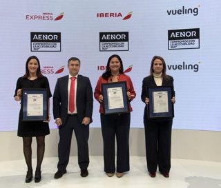 De izquierda a derecha, la directora Comercial y de Data de Iberia Express, Isabel Rodríguez; la directora de Clientes de Iberia, Beatriz Guillén; y la responsable de Asuntos Públicos de Vueling, Rosaura Ferriz.