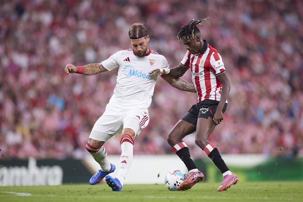 Archivo - El jugador del Athletic Club Nico Williams en una acción junto al sevillista Nemanja Gudelj. 