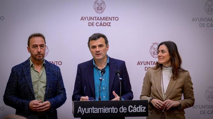 El alcalde de Cádiz, Bruno García, junto a la presidenta de Procasa y concejala de Vivienda y Desarrollo Sostenible, Ana Sanjuán, y el teniente de alcalde delegado de Urbanismo, y presidente de Aguas de Cádiz, José Manuel Cossi, en rueda de prensa.