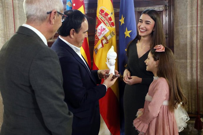 El president de la Generalitat, Juanfran Pérez Llorca, ha rebut en audiència a la Fallera Major de València, Carmen Prades, i la Fallera Major Infantil, Marta Mercader,