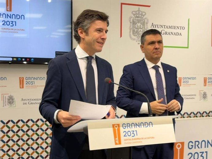 El portavoz del gobierno local en el Ayuntamiento de Granada, Jorge Saavedra, y el concejal de Deportes, Jorge Iglesias.