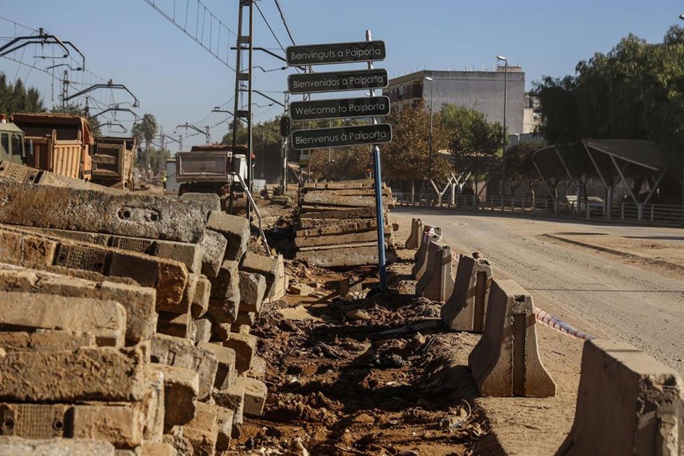 Archivo - Una señal indica la entrada a Paiporta, a 28 de noviembre de 2024, en Paiporta