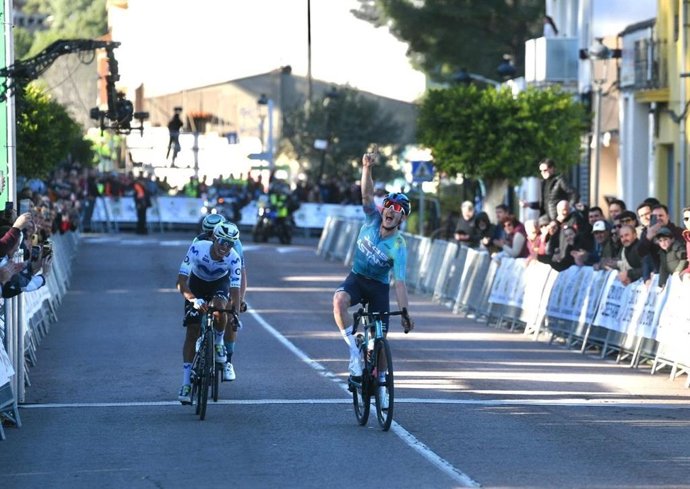El ciclista italiano Christian Scaroni (XDS Astana Team) celebra su victoria en la Clàssica Camp de Morvedre tras imponerse en un ajustado esprint