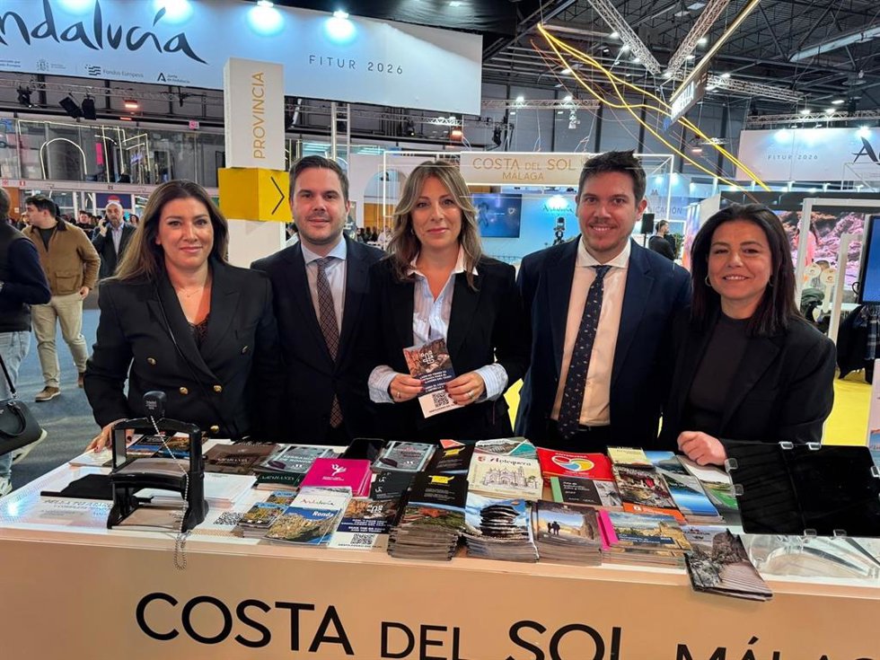 La alcaldesa, el concejal de Turismo y el gerente de Turismo de Ronda, con personal de esta empresa en Fitur.
