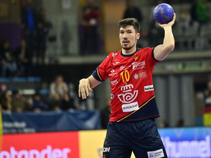 Archivo - El jugador de la selección española Álex Dujshebaev durante un partido de la selección española de balonmano