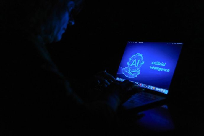 Archivo - Un ordinador amb les sigles AI 