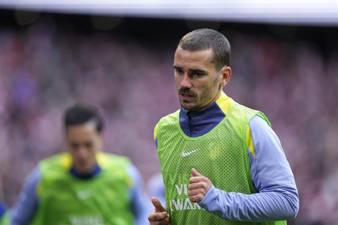 Archivo - Arquivo - Antoine Griezmann, do Atlético de Madrid, aquece durante a partida de futebol da Liga Espanhola, LaLiga EA Sports, disputada entre o Atlético de Madrid e o Valencia CF no Estádio Riyadh Air Metropolitano, em 13 de dezembro de 2025, em 