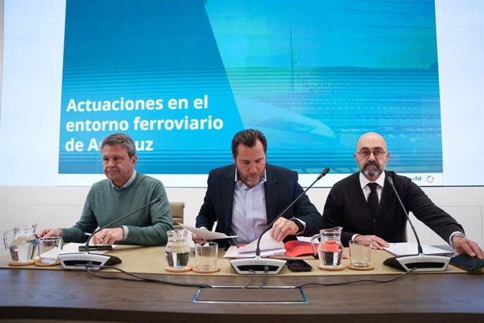 El ministro de Transportes y Movilidad Sostenible, Óscar Puente (c), atiende a los medios en una rueda de prensa, en la sede del Ministerio de Transportes, a 23 de enero de 2026, en Madrid (España). 