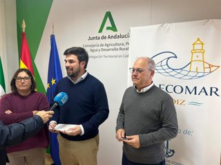 El delegado territorial de Agricultura, Pesca, Agua y Desarrollo Rural en la provincia de Cádiz, Francisco Moreno, atiende a los medios junto a la presidenta de Fecopesca, Manuela Leal, y el secretario de la entidad, Nicolás Fernández.