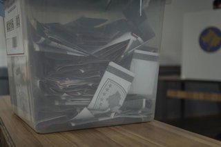 Archivo - Imagen de archivo de un colegio electoral en Pristina durante las elecciones legislativas de febrero de 2025 en Kosovo