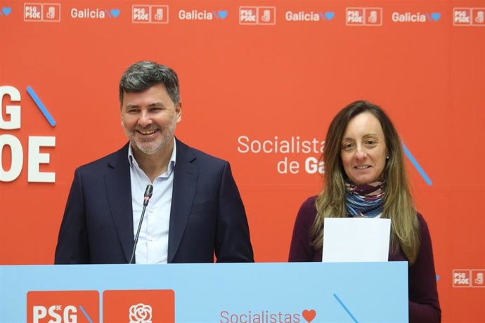 El eurodiputado socialista Nicolás González Casares y la diputada Paloma Castro en rueda de prensa.