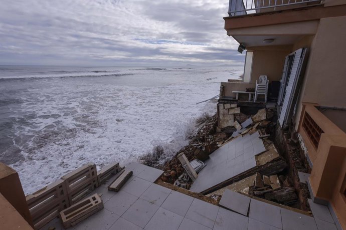 Efectes del temporal en la platja de Tavernes de la Valldigna