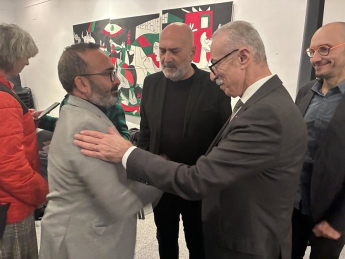 El presidente de la Diputación de Cáceres, Miguel Ángel Morales, saluda al embajador de Palestina, Husni Abdel Wahed.