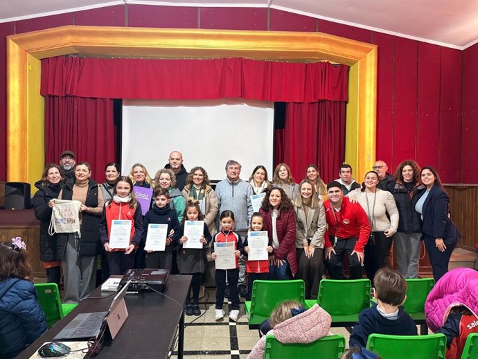 La responsable de Igualdad de la Diputación de Cádiz, Susana Sánchez Toro, junto a los escolares premiados en el concurso de dibujo 'Mi familia es igualitaria'.