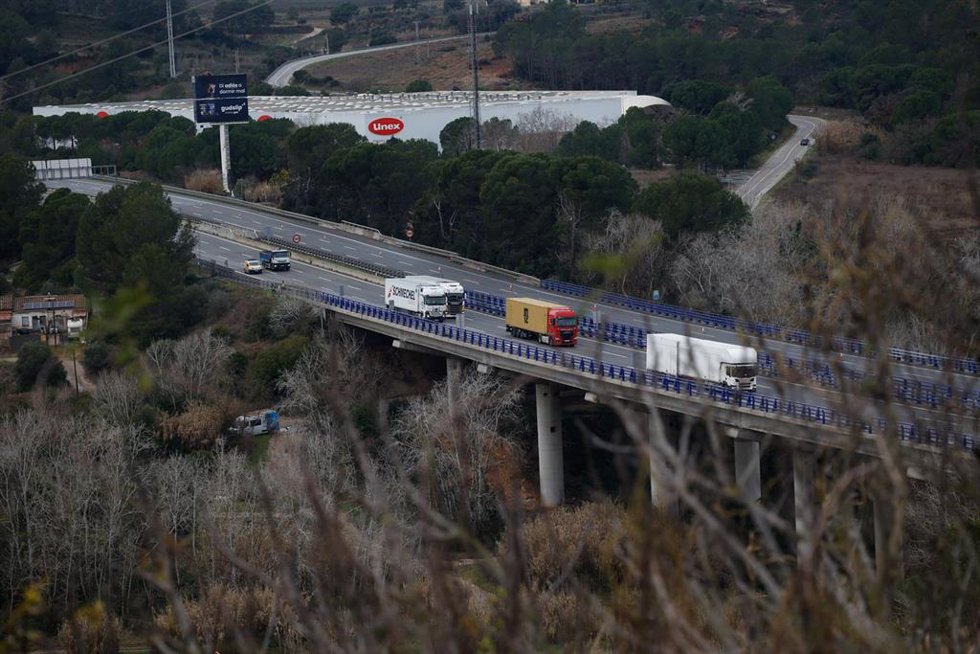 Vehículos circulan por la AP-7 que ha sufrido cortes tras el accidente de tren entre las estaciones de Sant Sadurní dAnoia y Gelida (Barcelona).