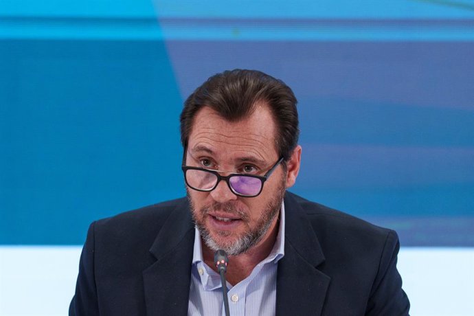 El ministro de Transportes y Movilidad Sostenible, Óscar Puente, atiende a los medios en una rueda de prensa, en la sede del Ministerio de Transportes, a 23 de enero de 2026, en Madrid (España). 