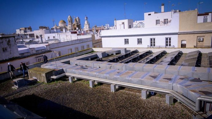Vista del techo del Palacio de Congresos donde el Ayuntamiento de Cádiz ha acometido obras de mejora y mantenimiento.