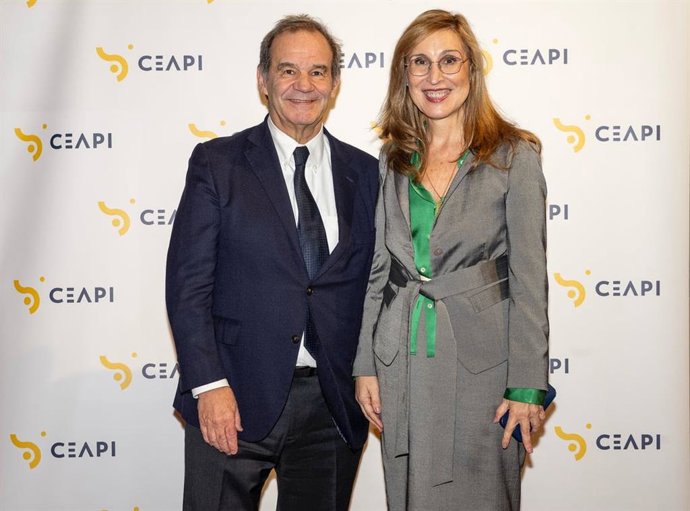 (De izq. a dcha.) El Secretario General Iberoamericano, Andrés Allamand, y la presidenta de CEAPI, Núria Vilanova