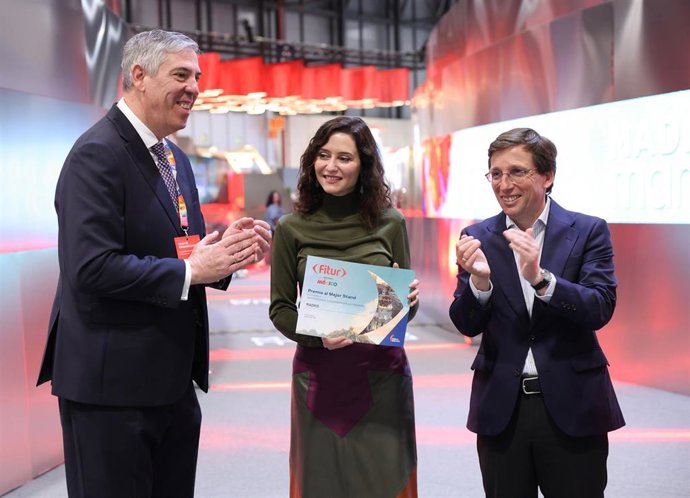 (I-D) El presidente de IFEMA, José Vicente de los Mozos; la presidenta de la Comunidad de Madrid, Isabel Díaz Ayuso, y el alcalde de Madrid, José Luis Martínez-Almeida en Fitur 2026. 