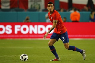 Archivo - ****COBERTURA DISPONIBLE SOLO PARA CLIENTES ESPECIALMENTE ABONADOS*****  Futbol, Peru vs Chile El jugador de la seleccion chilena Enzo Roco controla el balon durante el partido amistoso contra Peru disputado en el estadio Hard Rock de Miami, Est