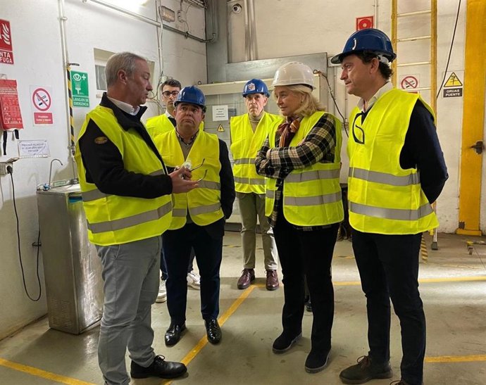 La delegada de la Junta de Andalucía en Cádiz, Mercedes Colombo, acompañada del delegado territorial de Empleo, Empresa y Trabajo Autónomo, Daniel Sánchez Román, en una visita a las instalaciones de Tecnofor Sur SL