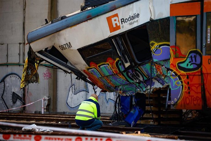 Operarios trabajan en la retirada del tren de Rodalies accidentado entre las estaciones de Sant Sadurní d’Anoia y Gelida, a 22 de enero de 2026, en Barcelona, Catalunya (España).  