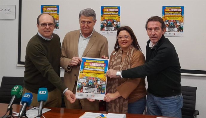 (Desde Izda.) Adell, Sánchez De Puerta, Quintero Y Moreno, Mostrando El Cartel De La Concentración.