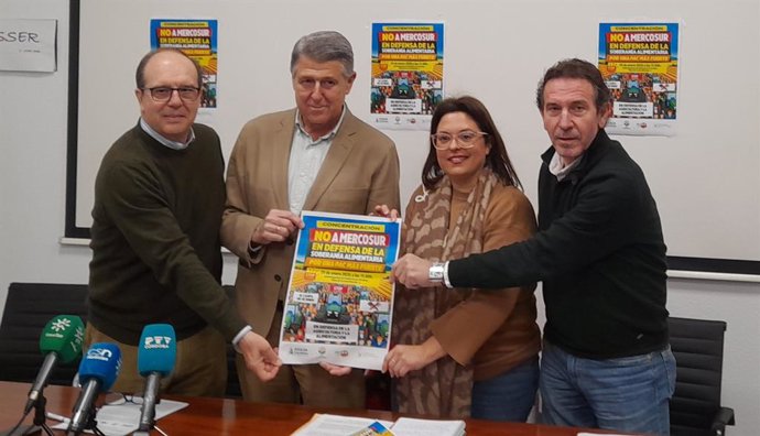 (Desde izda.) Adell, Sánchez de Puerta, Quintero y Moreno, mostrando el cartel de la concentración.