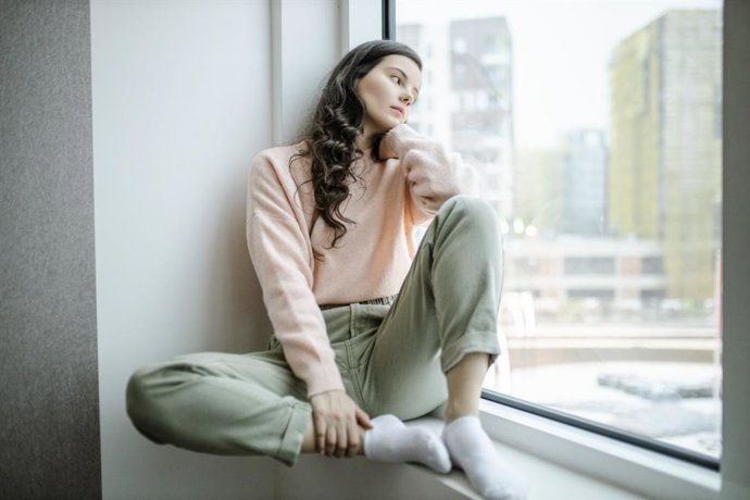 Archivo - Imagen de recurso mujer mirando por la ventana.