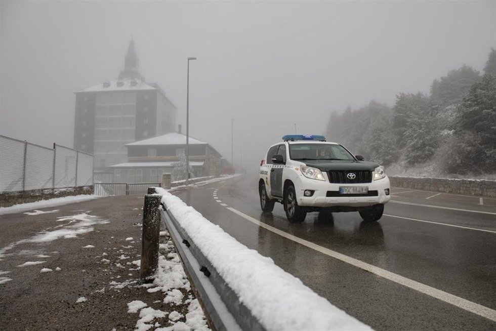 Archivo - Un vehículo de la Guardia Civil pasa por el Puerto de Navacerrada