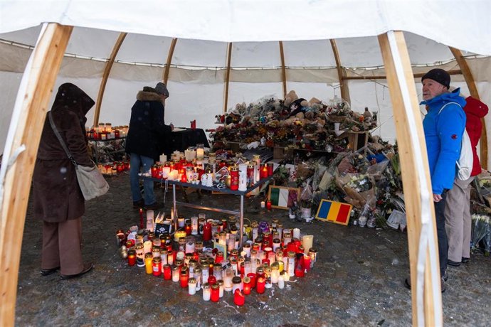 Una tienda de campaña con flores por el incendio en un bar de Crans Montana, en Suiza, que dejó 40 muertos