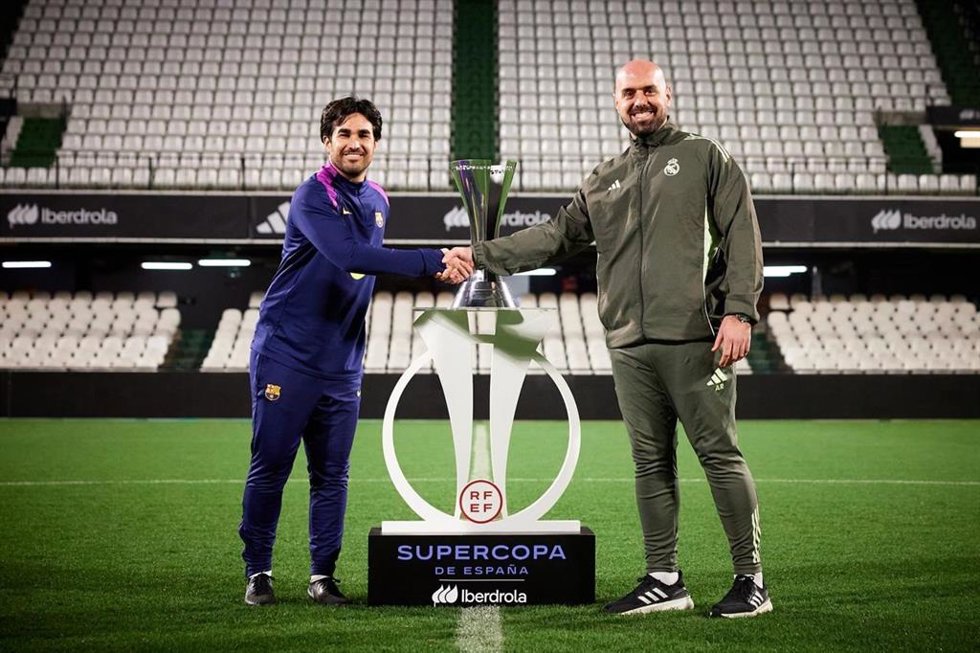 El entrenador del Bara Femení, Pere Romeu, y el segundo entrenador del Real Madrid, Antonio Rodríguez, con el trofeo de la Supercopa de España