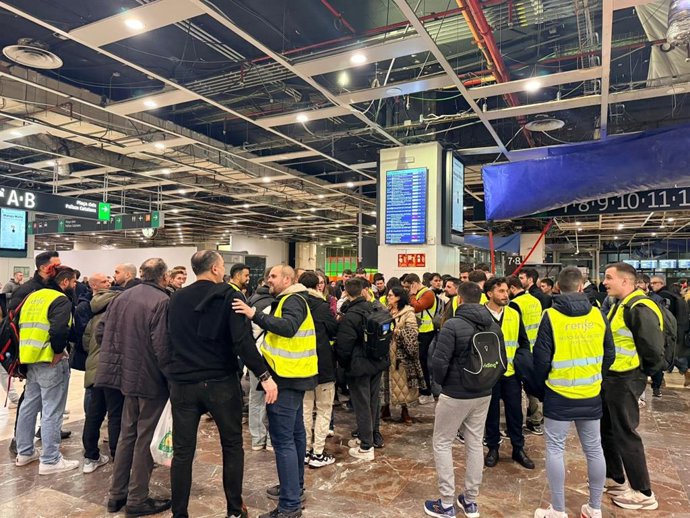 Concenctración de maquinistas de Rodalies en la estación de Sants de Barcelona este viernes.