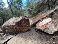 Precintan las carreteras afectadas por el desprendimiento en Esporles y piden a la población que no acceda a la zona