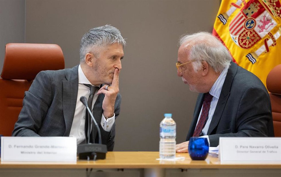 Archivo - (I-D) El ministro del Interior, Fernando Grande-Marlaska, y el director general de Tráfico, Pere Navarro, durante una rueda de prensa, en la Dirección General de Tráfico, a 10 de enero de 2025, en Madrid (España). Durante su comparecencia, el 