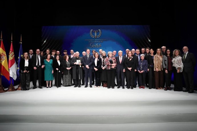 El alcalde de Toledo, Carlos Velázquez, ha presidido, en el Día de San Ildefonso, patrón de la ciudad, el acto de entrega de Honores y Distinciones.