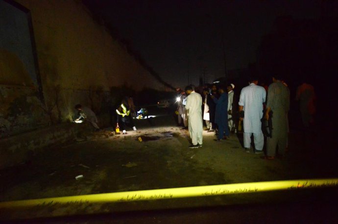 Archivo - October 2, 2025, Peshawar, Peshawar, Pakistan: Four policemen among nine injured in Peshawar blast..PESHAWAR, PAKISTAN, OCTOBER 02;  A policeman was martyred and four others injured when a blast targeted a police vehicle in Peshawarâ€s Bani Mara