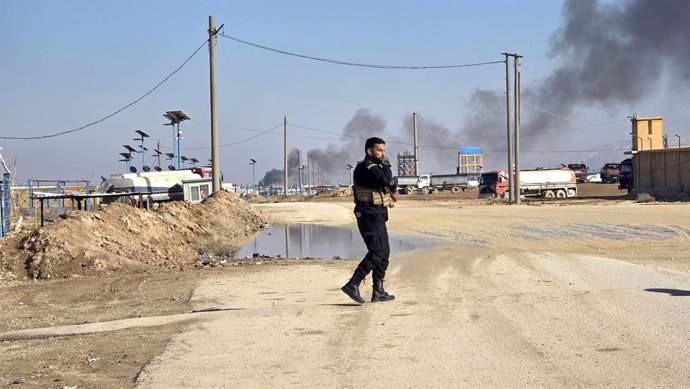 HASAKAH, Jan. 21, 2026  -- A member of the Syrian security forces stands guard at the Al-Hol camp in the northeastern province of Hasakah, Syria, Jan. 21, 2026. Syria's interior authorities and the army's operations authority issued urgent warnings on Wed