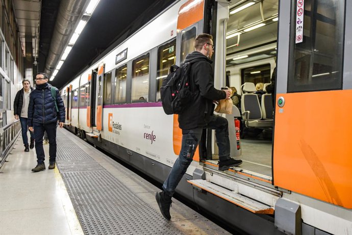 Viatgers agafen un tren de rodalies, en l'estació de Sants, a 23 de gener de 2026, a Barcelona, Catalunya (Espanya).